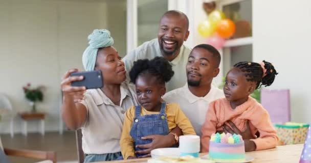 自撮り 誕生日パーティーや子供 ソーシャルメディア上の家族や親 オンラインメモリやお祝い 笑顔と抱擁 アフリカの人々 お母さんとお父さん 子供とケーキ休日のためのプロフィール写真 — ストック動画