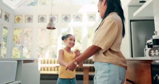 Vrijheid Keuken Moeder Dansen Met Haar Dochter Voor Hechting Plezier — Stockvideo