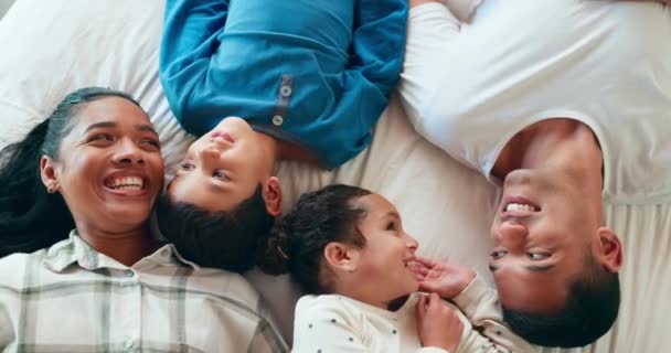 Beszélgetés Pihenés Szülők Beszélgetnek Gyermekeikkel Ágyon Szórakozás Pihenés Kötődés Boldogság — Stock videók