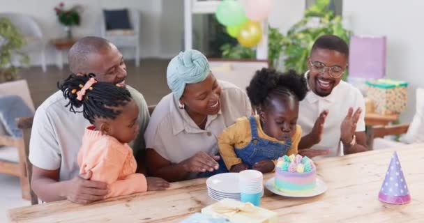 Crianças Soprar Velas Família Para Festa Aniversário Celebração Aplausos Vivas — Vídeo de Stock