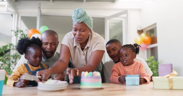誕生日ケーキ 食事や家族 パーティーでの子供や親 お祝いや子供のイベント アフリカの人々 母親と父親 パティオや自宅でデザートや休日の食べ物を持つ子供や女の子 — ストック動画