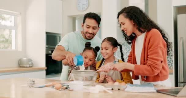 小麦粉 レシピ 家庭料理についての彼らの女の子の子供を教える両親と一緒に台所で焼く 愛または家庭でお母さんとお父さんから調理する方法を学ぶ子供との結合 — ストック動画