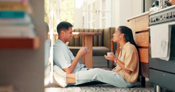 Kávé Beszélgetés Egy Boldog Pár Otthon Szeretettel Gondoskodással Kommunikációval Fiatal — Stock videók