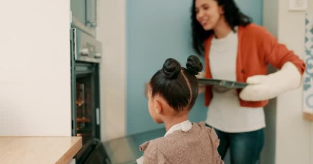 女孩和烘烤烤箱做饭 学习和享受乐趣在厨房粘合在一起 面团烘培师和带着快乐孩子的妈妈在家里帮助准备食物 饼干和饼干 — 图库视频影像