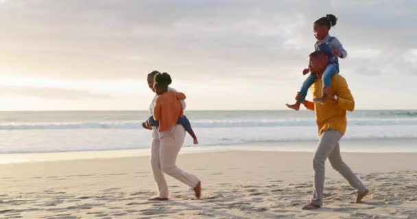 Gün Batımı Mutlu Yürüyen Siyah Aile Sahilde Kaynaşmak Seyahat Etmek — Stok video