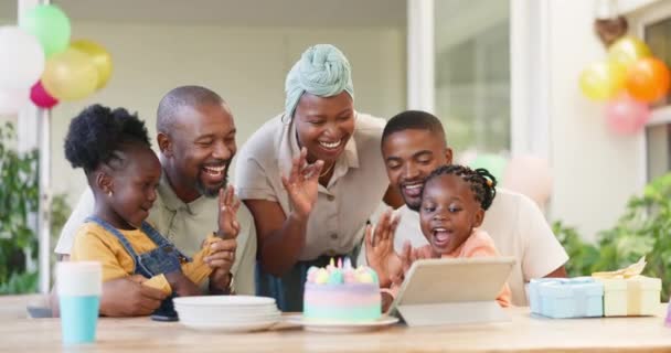 ビデオ通話 誕生日パーティーや子供 タブレット上の家族や親 ライブストリーミングやオンラインお祝い アフリカの人々 子供と母と父 波こんにちはと社会 仮想またはデジタルトーク — ストック動画