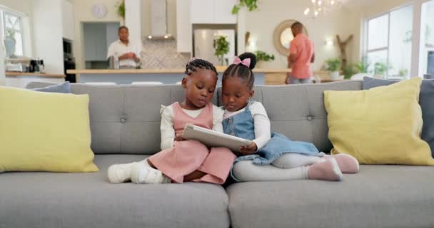 Μαύρα Παιδιά Κορίτσι Χαλαρώστε Tablet Στον Καναπέ Και Elearning Βλέποντας — Αρχείο Βίντεο