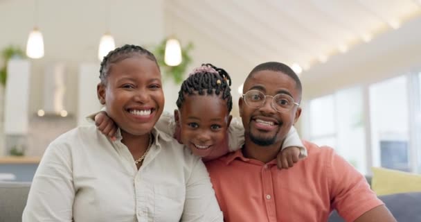 Zwarte Familie Gezicht Gelukkig Met Ouders Kind Thuis Liefde Band — Stockvideo