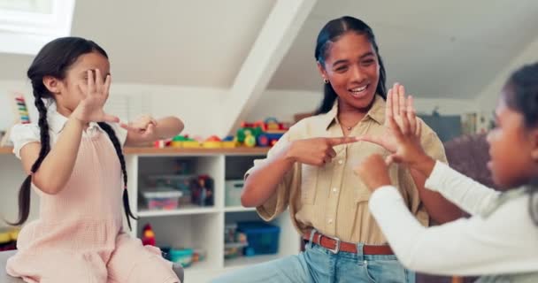 Teckenspråk High Five Och Mamma Med Barn För Utbildning Framgång — Stockvideo