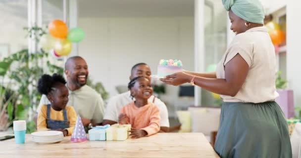 Bolo Aniversário Família Crianças Com Pais Para Celebração Aplausos Vivas — Vídeo de Stock