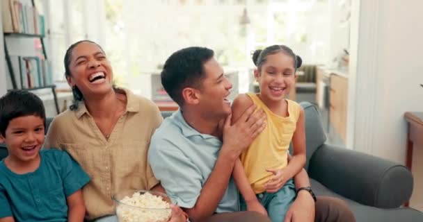 Χαρούμενη Τηλεόραση Και Ενθουσιασμένοι Οικογένεια Στον Καναπέ Ποπ Κορν Για — Αρχείο Βίντεο