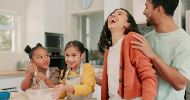 メッシー ベーキングのためのキッチンで笑いと家族 料理を教えるか 朝食を支援 料理の準備から焼き 汚れを助ける幸せ 楽しさ 親や子供たち — ストック動画