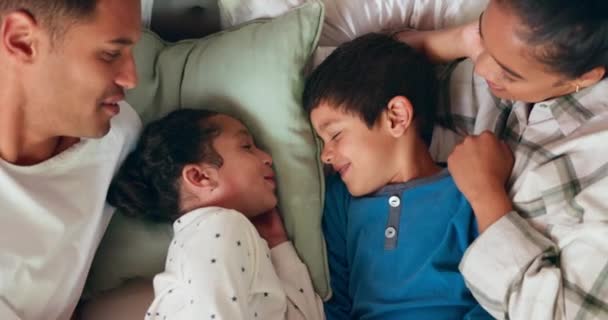 感情和孩子们因依偎在家里而睡在父母的床上 孩子们和他们的父母在家里的卧室里小睡一觉 这是个甜蜜 高瞻远瞩的景象 — 图库视频影像