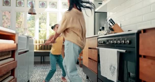 Πηδώντας Χαρούμενος Και Μαμά Χορεύει Παιδί Της Για Δεθούν Διασκεδάσουν — Αρχείο Βίντεο
