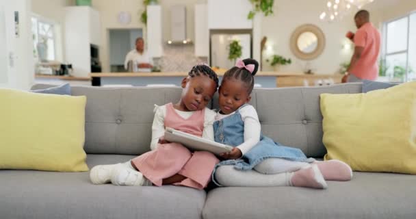 黑人女童 平板电脑和流媒体 带着渴望或与姐妹们一起在家里看卡通片放松地躺在沙发上 网上播放时间和订阅 教育应用程序或电影 — 图库视频影像