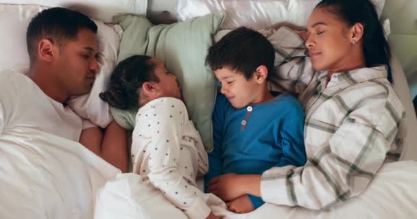 Χαλαρώστε Αγάπη Και Παιδιά Κοιμούνται Τους Γονείς Τους Στο Κρεβάτι — Αρχείο Βίντεο