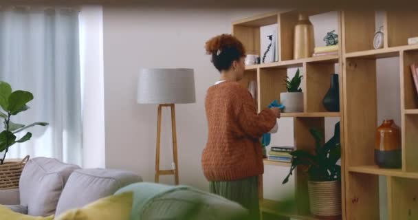 Wischen Aufräumen Und Eine Frau Putzt Das Wohnzimmer Ihrer Wohnung — Stockvideo