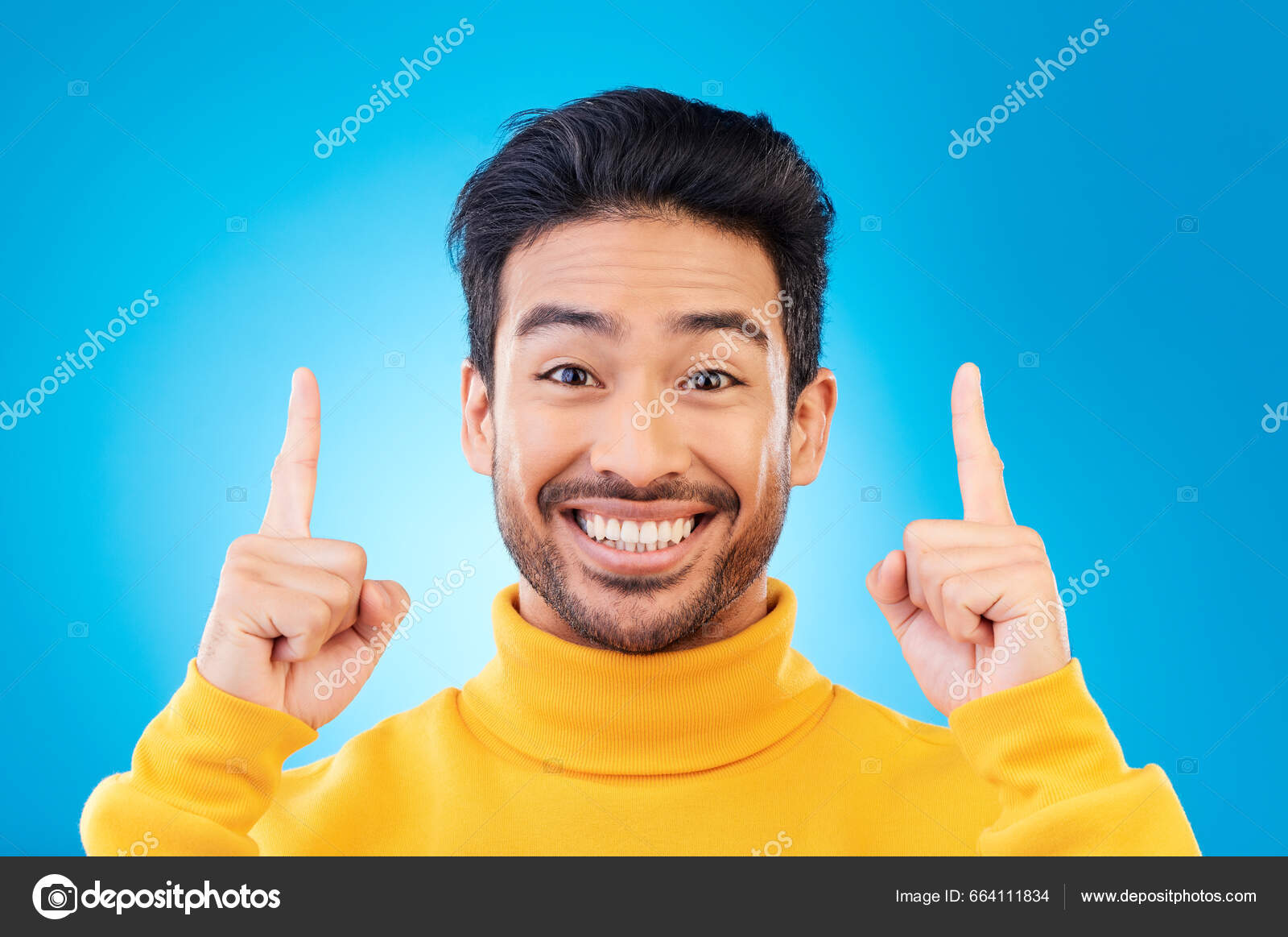 Apontando Para Cima Animado Retrato Homem Asiático Fundo Azul Para — Foto ©  PeopleImages.com #664111834, image size:1600x1163