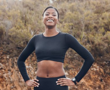 Spor, koşmak ve sağlık, egzersiz ve mücadele için siyah kadın portresiyle mutlu olmak. Hız, maraton ve sağlık için bayan koşucu eğitiminde performans, spor ve egzersiz.