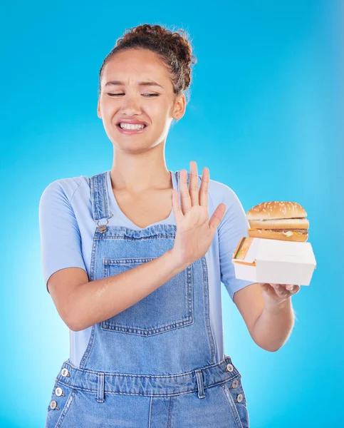 没有人和女人拒绝快餐的选择 不快乐会给饮食保护带来坏的 厌恶的和沮丧的评论 错误和失望的人被隔离在一个蓝色的背景下 — 图库照片
