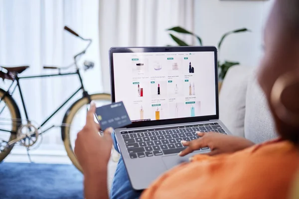 Laptop Güzellik Evde Makyaj Malzemesi Dijital Ürün Için Kredi Kartıyla — Stok fotoğraf
