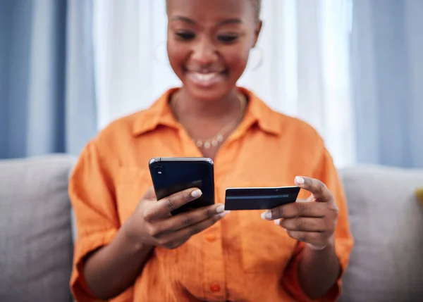 Online Vásárlás Telefon Vagy Boldog Fekete Hitelkártyával Fizetős Internetes Honlapon — Stock Fotó