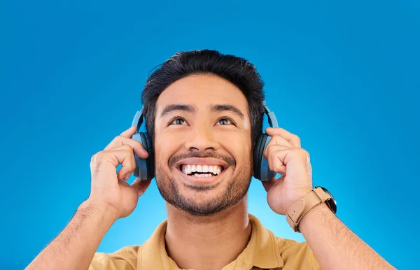 Asiatisk Man Lyssna Och Musik Med Leende För Skojs Skull — Stockfoto