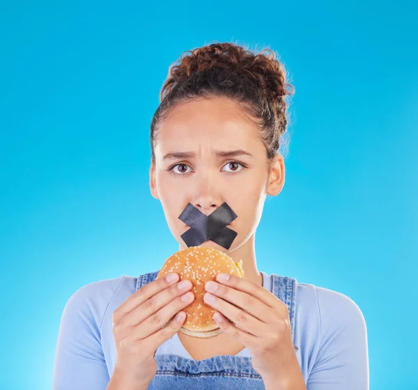 饮食和女人拒绝快餐的选择 不快乐会导致糟糕的 厌恶的和沮丧的审查以寻求保护 错误和失望的人被隔离在一个蓝色的背景下 — 图库照片