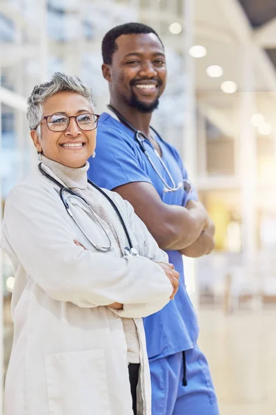 Dokter Samen Portret Met Kruisarm Glimlach Het Ziekenhuis Met Medicijnen — Stockfoto
