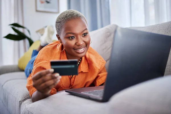 Laptop Χαλαρώστε Μαύρη Γυναίκα Online Ψώνια Πιστωτική Κάρτα Για Ψηφιακό — Φωτογραφία Αρχείου