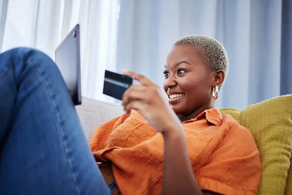 Πιστωτική Κάρτα Ενθουσιασμένος Μαύρη Γυναίκα Tablet Για Την Πληρωμή Στην — Φωτογραφία Αρχείου