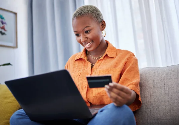 Φορητός Υπολογιστής Χαμόγελο Μαύρη Γυναίκα Online Ψώνια Πιστωτική Κάρτα Για — Φωτογραφία Αρχείου