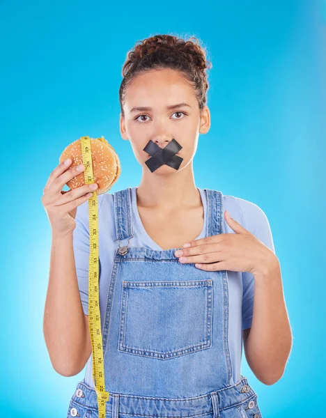 饮食和女人带嘴快餐和减肥给坏 厌恶和挫折的审查保护 错误和失望的人被隔离在一个蓝色的背景下 — 图库照片