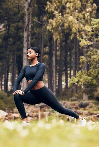 Estiramiento Fitness Mujer Negra Abalanzan Naturaleza Para Hacer Ejercicio Entrenamiento —  Fotos de Stock