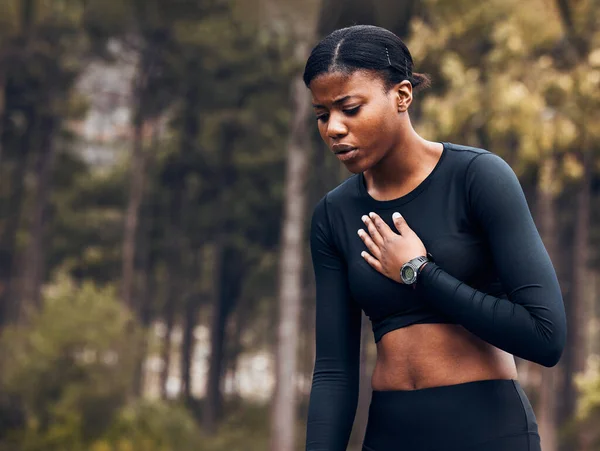 Cansado Asma Mulher Negra Atleta Com Problema Respiração Durante Corrida — Fotografia de Stock