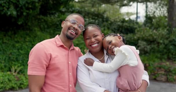 和一个黑人家庭的脸在一个花园的结合 照顾和爱在一起 自然和非洲母亲 父亲和孩子的肖像 带着爱心在后院嬉笑 — 图库视频影像