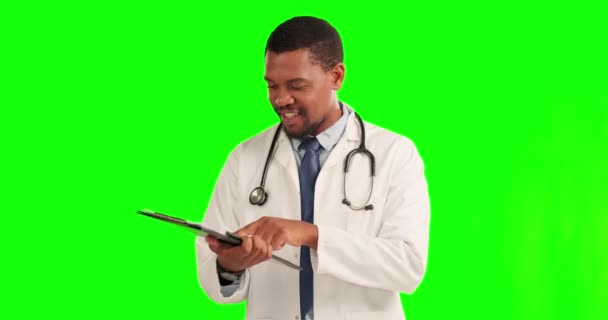 Homme Noir Médecin Signe Accord Avec Presse Papiers Sur Écran — Video