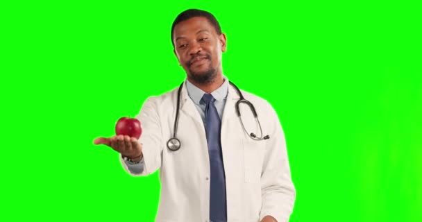 Schwarzer Mann Arzt Und Apfel Mit Erhobenem Daumen Auf Grünem — Stockvideo