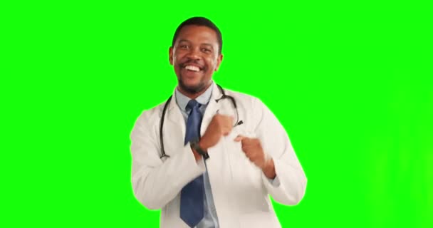 Szczęśliwy Czarny Człowiek Lekarz Taniec Zielonym Ekranie Wygranej Uroczystości Tle — Wideo stockowe