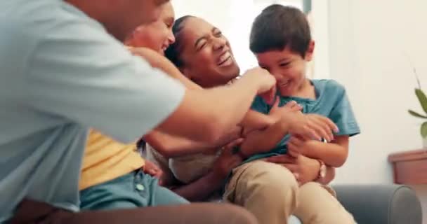 Aileleri Aileleri Çocukları Evlerinin Oturma Odasındaki Bir Kanepede Birlikte Gülerken — Stok video