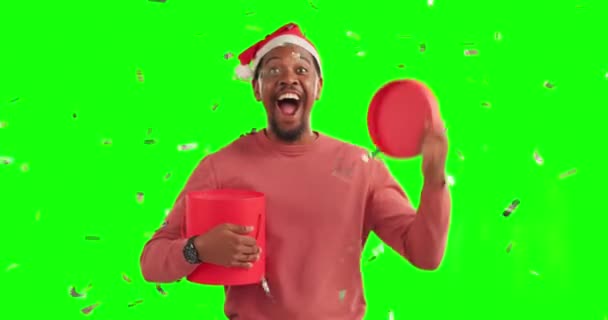お祝いの休日やお祝いのための驚きの緑の画面上の幸せな男 クリスマスプレゼントやコンフェッティ スタジオの背景にパーティーのためのアフリカの男性の勝利 現在またはボックスの肖像 — ストック動画