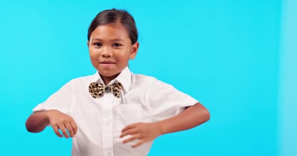 Confiante Crianças Uma Menina Indiana Braços Cruzados Fundo Azul Isolado — Vídeo de Stock