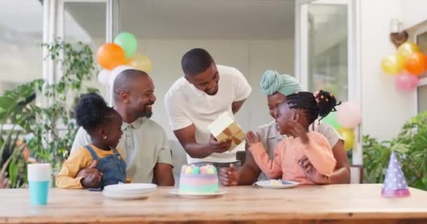 Zwarte Familie Verjaardag Cadeautje Voor Kinderen Samen Voor Hechting Liefde — Stockvideo
