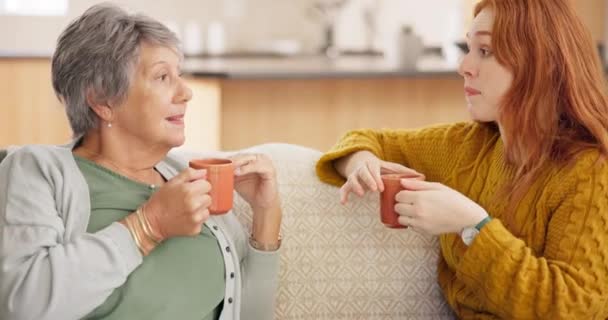 Kaffee Mutter Mit Ihrer Tochter Gespräch Und Auf Der Couch — Stockvideo