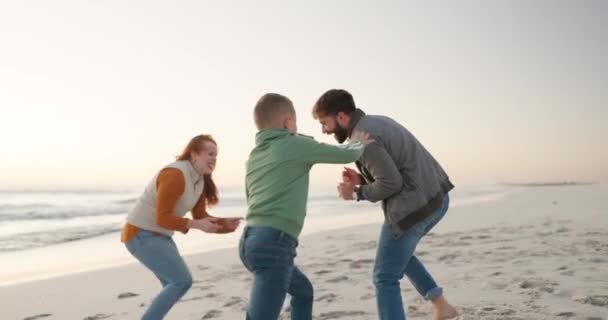 孩子和在海滩玩耍取乐 或在假日与精力一起活动 海洋和带着儿子的父母们可以自由地奔跑 享受旅行的美好时光 — 图库视频影像