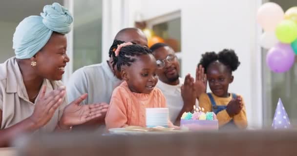 Cumpleaños Niños Fiesta Para Soplar Velas Con Familia Negra Celebración — Vídeos de Stock