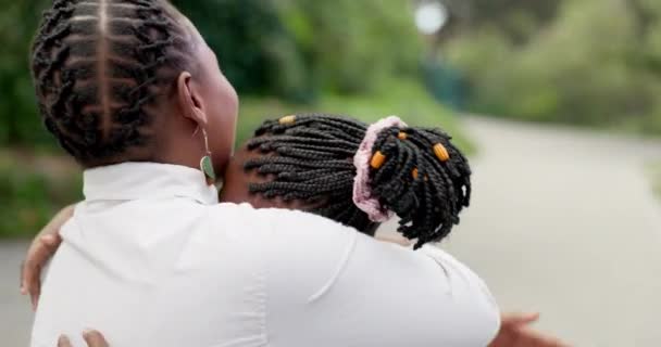 子供の頃に愛情のために絆や幸せな家族のための公園で愛を持つ黒人女性 抱擁と娘 女の子 笑顔で森の中で抱擁と母親や幸福のための木と一緒にケア — ストック動画
