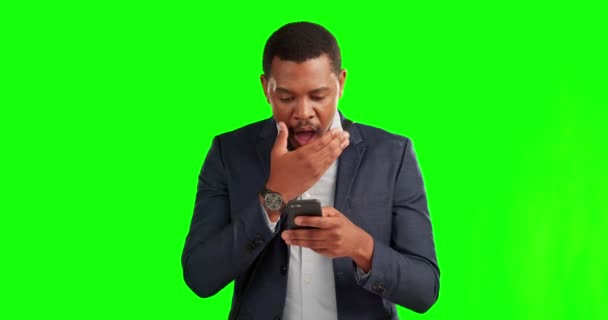 Groen Scherm Bedrijf Zwarte Man Met Een Mobiele Telefoon Geschokt — Stockvideo