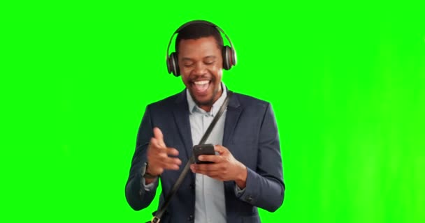 Zöld Képernyő Hüvelykujj Fel Boldog Ember Streaming Zene Egy Telefon — Stock videók