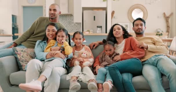 Rahatla Kanepe Büyük Bir Aile Oturma Odasında Bir Evde Eğlenmek — Stok video